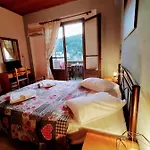 Iris Aparthotel 3*